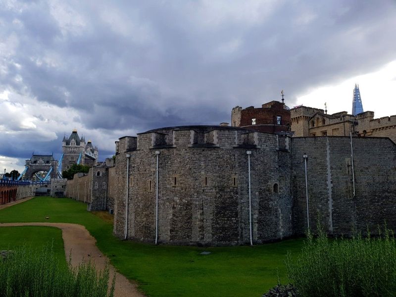 Discover London’s royal past with a visit to the Tower of London, featuring views of Tower Bridge and the Shard – a must-see for history-loving.